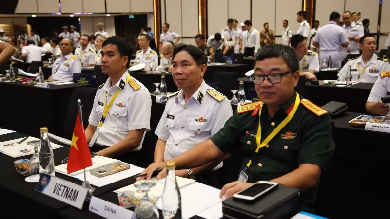 Chuẩn đô đốc Phạm Văn Hùng, Phó Tham mưu trưởng Hải quân tham gia Hội thảo an ninh hàng hải tại Indonesia. Chuẩn đô đốc Phạm Văn Hùng, Phó Tham mưu trưởng Hải quân tham gia Hội thảo an ninh hàng hải tại Indonesia.
