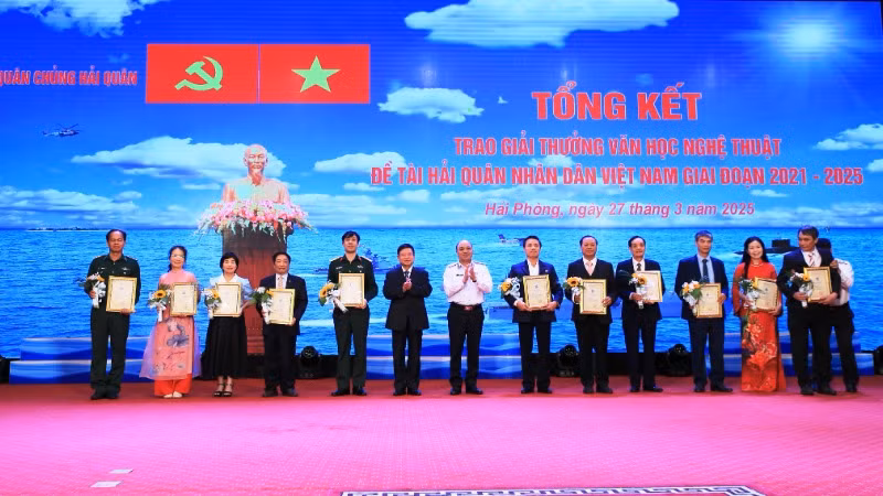 Trao giải thưởng cho các tác giả đạt giải trong lĩnh vực văn học.