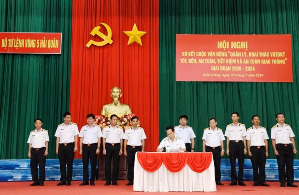 Tiếp tục phát huy phong trào sáng kiến, cải tiến kỹ thuật, áp dụng công nghệ, hiện đại hóa và chủ động trong bảo quản, bảo dưỡng, sửa chữa vũ khí, trang bị kỹ thuật. Tiếp tục phát huy phong trào sáng kiến, cải tiến kỹ thuật, áp dụng công nghệ, hiện đại hóa và chủ động trong bảo quản, bảo dưỡng, sửa chữa vũ khí, trang bị kỹ thuật.
