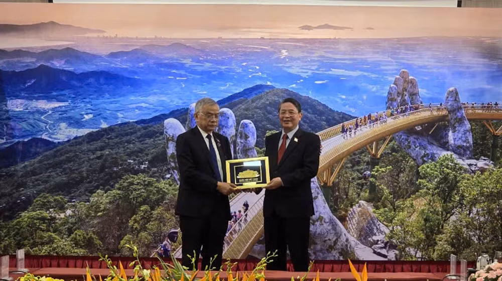 Phó Chủ tịch Quốc hội Nguyễn Đức Hải tặng quà lưu niệm cho đồng chí Sommad Pholsena, Phó Chủ tịch Quốc hội nước Cộng hòa Dân chủ Nhân dân Lào.