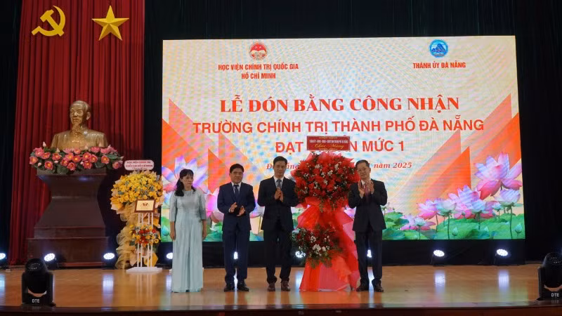 Đồng chí Nguyễn Văn Quảng tặng hoa chúc mừng Trường Chính trị thành phố Đà Nẵng. Đồng chí Nguyễn Văn Quảng tặng hoa chúc mừng Trường Chính trị thành phố Đà Nẵng.