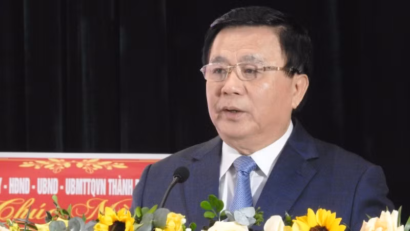 Đồng chí Nguyễn Xuân Thắng: Trường Chính trị thành phố Đà Nẵng cần tiếp tục nâng cao chất lượng đào tạo, bồi dưỡng cán bộ và công tác tham mưu, xây dựng chính sách. Đồng chí Nguyễn Xuân Thắng: Trường Chính trị thành phố Đà Nẵng cần tiếp tục nâng cao chất lượng đào tạo, bồi dưỡng cán bộ và công tác tham mưu, xây dựng chính sách.