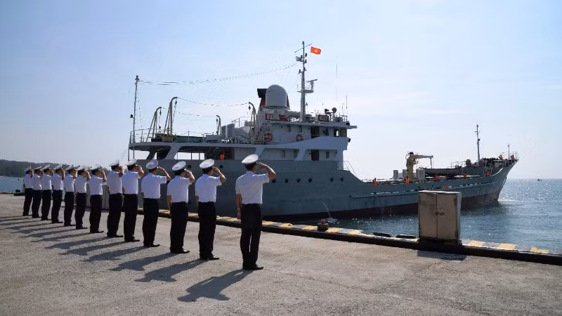 Tàu 637 Hải quân rời bến lên đường thực hiện nhiệm vụ trực chiến trên biển trong dịp Tết Nguyên đán.