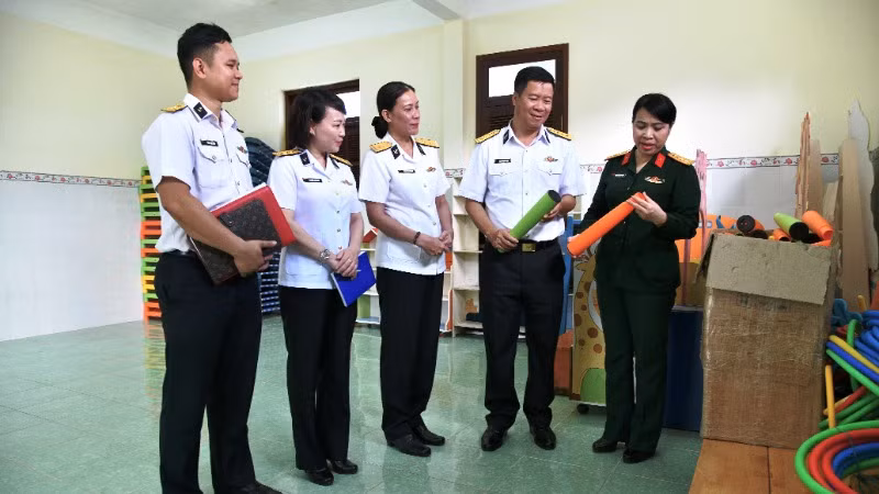 Kiểm tra cơ sở vật chất, trang thiết bị dạy học của Nhà trẻ Vùng 5 Hải quân