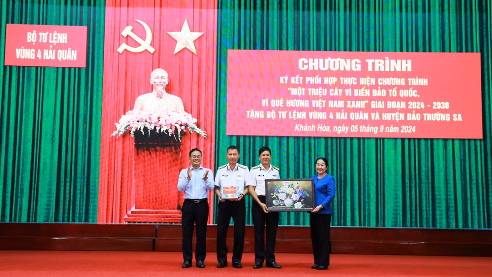 Lãnh đạo Ủy ban Mặt trận Tổ quốc Việt Nam Thành phố Hồ Chí Minh tặng quà cho cán bộ, chiến sĩ Vùng 4 Hải quân.