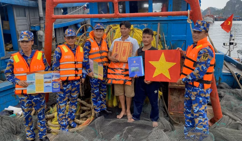 Hải quân làm điểm tựa cho ngư dân vươn khơi, bám biển. Hải quân làm điểm tựa cho ngư dân vươn khơi, bám biển.
