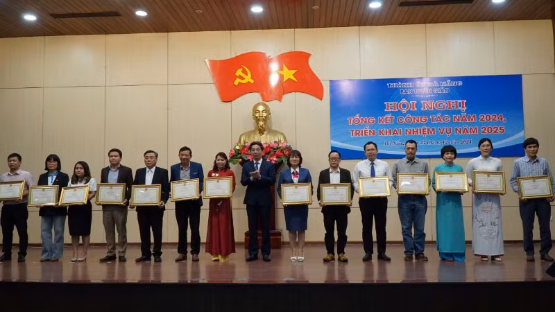 Trao tặng Bằng khen cho các cá nhân, tập thể có thành tích xuất sắc trong công tác truyên truyền, báo chí năm 2024. Trao tặng Bằng khen cho các cá nhân, tập thể có thành tích xuất sắc trong công tác truyên truyền, báo chí năm 2024.