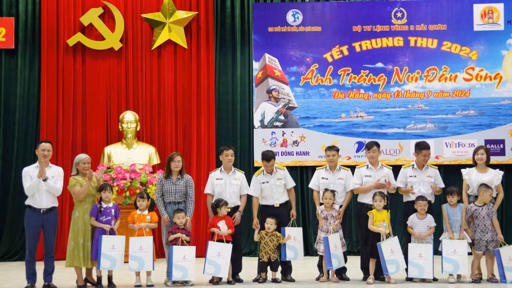 Chương trình “Ánh trăng nơi đầu sóng” trao tặng hơn 2.000 phần quà trung thu và 100 suất học bổng, mỗi suất trị giá 500.000 đồng tặng các cháu bị khuyết tật, bệnh lý nặng và có hoàn cảnh đặc biệt khó khăn là con em cán bộ, chiến sĩ Vùng 3 Hải quân.