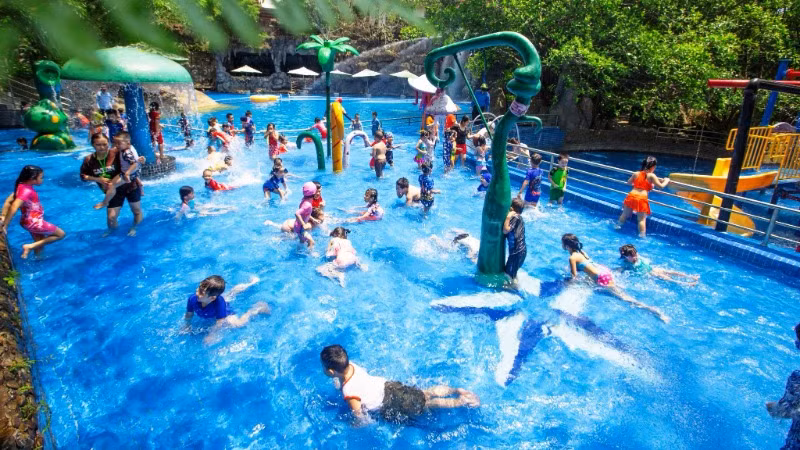 Huyệt Long Hồ, nơi du khách thỏa thích ngâm mình trong làn nước ấm