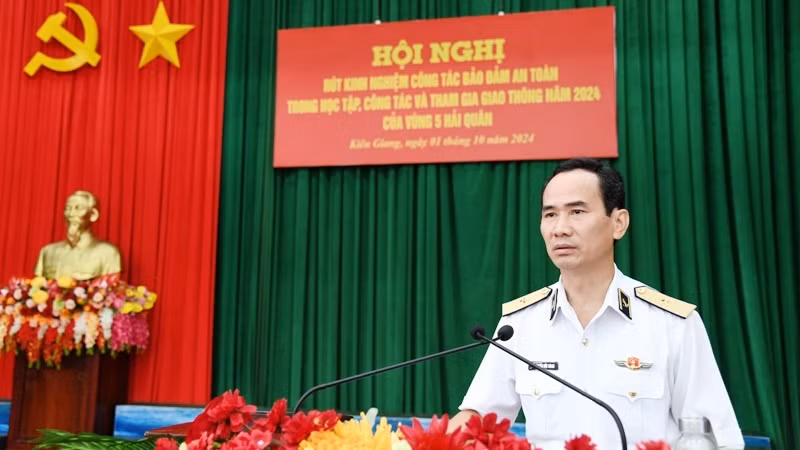 Chuẩn Đô đốc Nguyễn Hữu Thoan: Các đơn vị trong toàn Vùng 5 Hải quân phải duy trì việc bảo đảm an toàn tuyệt đối trong mọi mặt hoạt động. Chuẩn Đô đốc Nguyễn Hữu Thoan: Các đơn vị trong toàn Vùng 5 Hải quân phải duy trì việc bảo đảm an toàn tuyệt đối trong mọi mặt hoạt động.