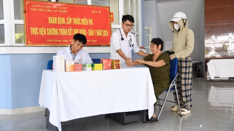 Các y, bác sĩ Đội điều trị 78, Phòng Hậu cần-Kỹ thuật, Bộ Tư lệnh Vùng 5 Hải quân khám bệnh cho người dân thành phố Phú Quốc.