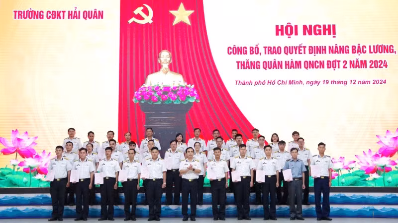 Trao quyết định nâng lương, thăng quân hàm cho quân nhân chuyên nghiệp Trường cao đẳng kỹ thuật Hải quân.