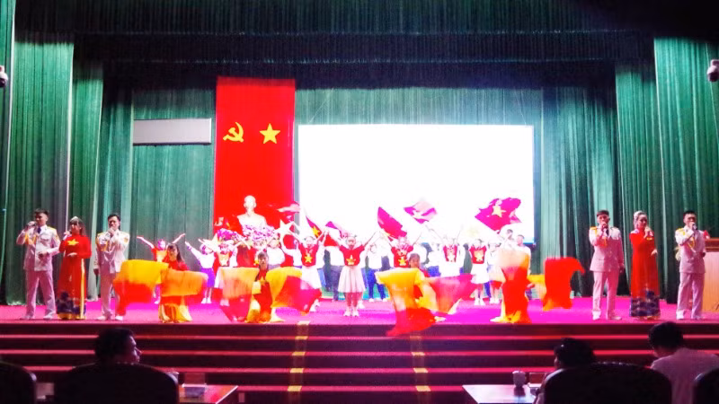 Một tiết mục hấp dẫn tại Liên hoan văn nghệ quần chúng "Khúc quân hành những người lính biển" do Lữ đoàn 167 Hải quân tổ chức.