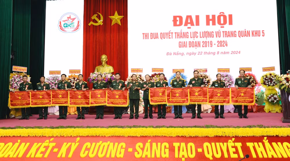 Trao thưởng cho các tập thể và cá nhân có thành tích xuất sắc trong phong trào thi đua quyết thắng Quân khu 5.