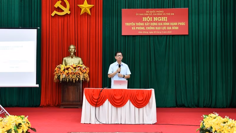 Thạc sĩ, chuyên viên cao cấp Hoa Hữu Vân truyền đạt nội dung kiến thức, kỹ năng xây dựng gia đình hạnh phúc và phòng, chống bạo lực gia đình.