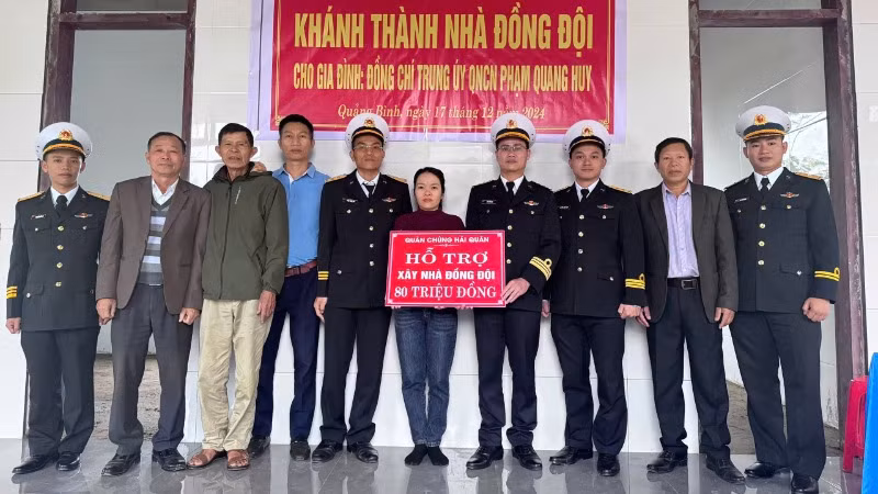 Trao nhà đồng đội cho gia đình Trung úy quân nhân chuyên nghiệp Phạm Quang Huy, Vùng 3 Hải quân. Trao nhà đồng đội cho gia đình Trung úy quân nhân chuyên nghiệp Phạm Quang Huy, Vùng 3 Hải quân.