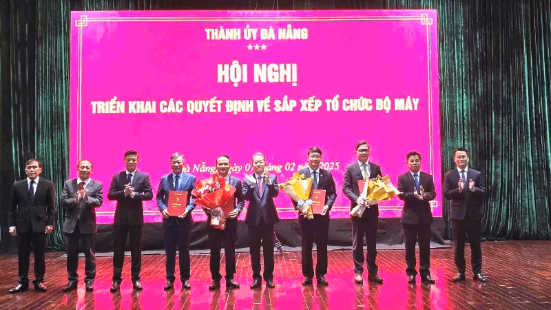 Trao Quyết định và tặng hoa chúc mừng các đồng chí lãnh đạo chủ chốt Đảng ủy trực thuộc Thành ủy Đà Nẵng mới được thành lập. Trao Quyết định và tặng hoa chúc mừng các đồng chí lãnh đạo chủ chốt Đảng ủy trực thuộc Thành ủy Đà Nẵng mới được thành lập.