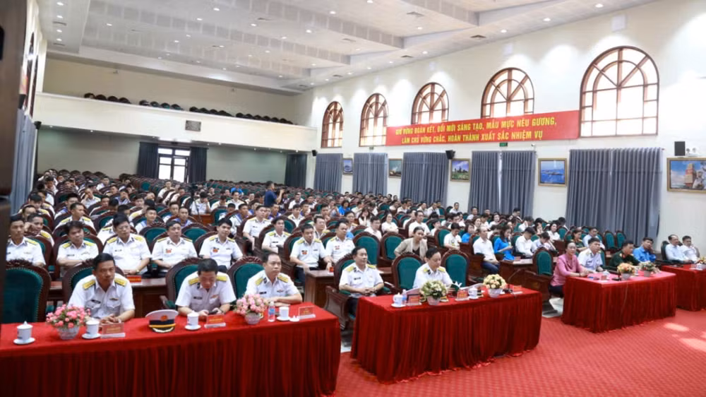 Đoàn cán bộ Công đoàn Y tế Việt Nam, Bộ Y tế cùng đội ngũ y, bác sĩ các nhà tài trợ nghe báo cáo về tình hình biển, đảo hiện nay.