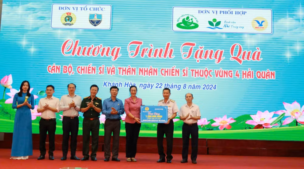 Tặng quà cho cán bộ, chiến sĩ và thân nhân chiến sĩ đang công tác tại Vùng 4 Hải quân Tặng quà cho cán bộ, chiến sĩ và thân nhân chiến sĩ đang công tác tại Vùng 4 Hải quân