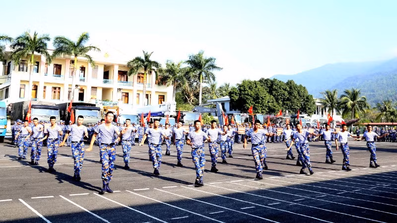 Chiến sĩ mới Lữ đoàn 83 Hải quân biểu diễn dân vũ “Nối vòng tay lớn” tại Lễ ra quân huấn luyện.