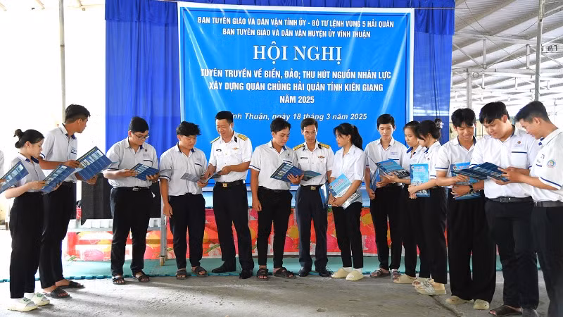 Các em học sinh trường THCS&THPT Vĩnh Bình Bắc, huyện Vĩnh Thuận tìm hiểu những chuyên ngành đào tạo của Học viện Hải quân. Các em học sinh trường THCS&THPT Vĩnh Bình Bắc, huyện Vĩnh Thuận tìm hiểu những chuyên ngành đào tạo của Học viện Hải quân.