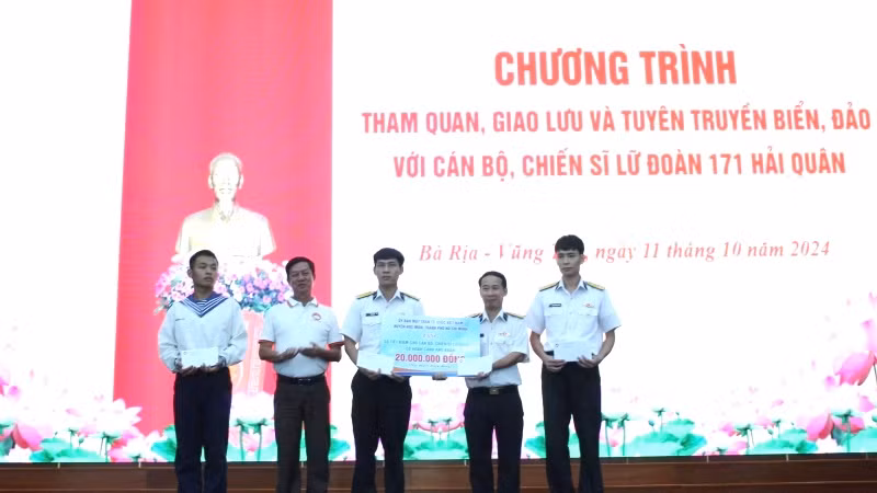 Đại diện đoàn Ủy ban Mặt trận Tổ quốc Việt Nam huyện Hóc Môn trao sổ tiết kiệm cho cán bộ, chiến sĩ Lữ đoàn 171 Hải quân. Đại diện đoàn Ủy ban Mặt trận Tổ quốc Việt Nam huyện Hóc Môn trao sổ tiết kiệm cho cán bộ, chiến sĩ Lữ đoàn 171 Hải quân.