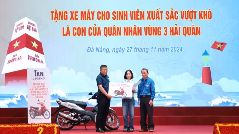 Tặng xe máy cho sinh viên con của quân nhân Vùng 3 Hải quân vượt khó, xuất sắc trong học tập.