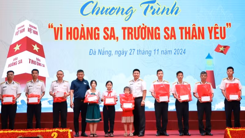 Trao tặng học bổng tặng con quân nhân bị bệnh hiểm nghèo, có hoàn cảnh đặc biệt khó khăn.