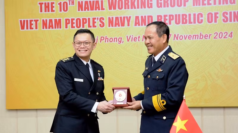 Hai Trưởng đoàn trao quà lưu niệm sau khi kết thúc phiên họp.