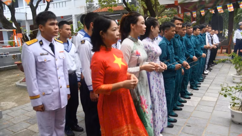 Gặp mặt đầu năm trên đảo Sinh Tồn. Gặp mặt đầu năm trên đảo Sinh Tồn.