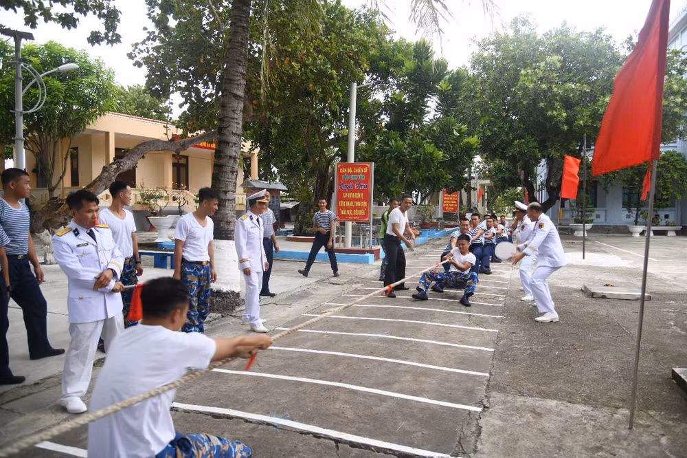Cán bộ chiến sĩ đảo Sinh Tồn thi đấu kéo co. Cán bộ chiến sĩ đảo Sinh Tồn thi đấu kéo co.