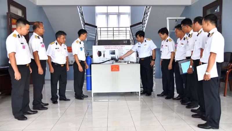 Lãnh đạo, chỉ huy Vùng 5 và các đại biểu tham quan sản phẩm sáng tạo kỹ thuật trong hội thi.