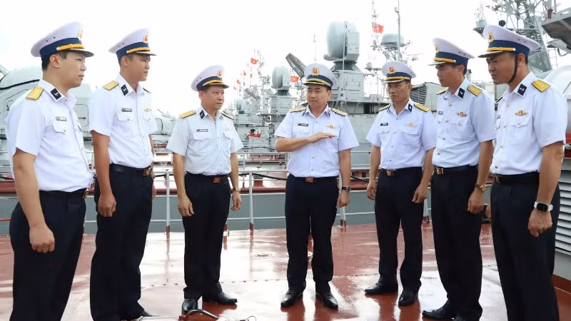 Kiểm tra kết quả xây dựng đơn vị vững mạnh toàn diện mẫu mực, tiêu biểu tại các tàu của Lữ đoàn 172.