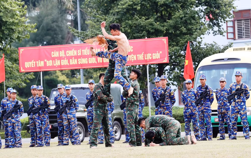 Biểu diễn võ thuật đặc công Hải quân tại lễ ra quân huấn luyện.