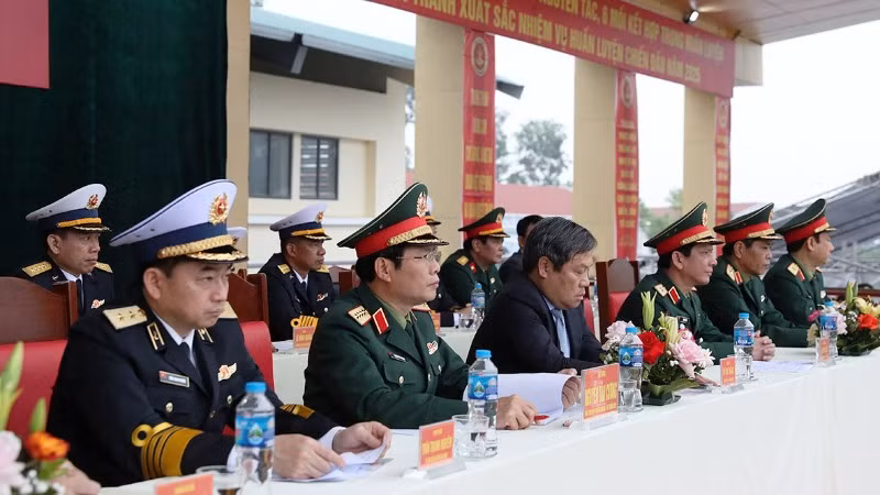Đại tướng Nguyễn Tân Cương, Ủy viên Trung ương Đảng, Tổng Tham mưu trưởng Quân đội nhân dân Việt Nam, Thứ trưởng Quốc phòng; đồng chí Vũ Đại Thắng, Ủy viên Trung ương Đảng, Bí thư Tỉnh ủy cùng các đại biểu dự Lễ ra quân huấn luyện của Lữ đoàn 147, Vùng 1 Quân chủng Hải quân.
