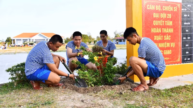 Cùng nhau trồng hoa, dọn vệ sinh, làm đẹp doanh đơn vị. Cùng nhau trồng hoa, dọn vệ sinh, làm đẹp doanh đơn vị.