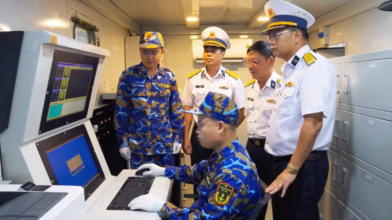 Làm chủ công nghệ thông tin để làm chủ thiết bị, vũ khí hiện đại. Làm chủ công nghệ thông tin để làm chủ thiết bị, vũ khí hiện đại.