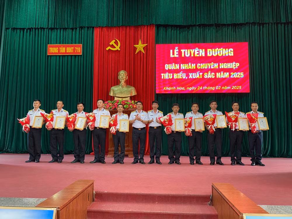 Tuyên dương quân nhân chuyên nghiệp xuất sắc. 