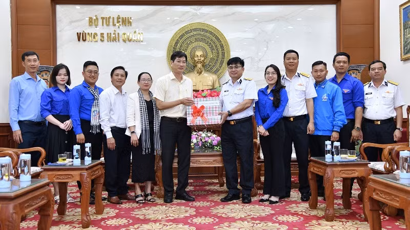 Đoàn công tác Trường Chính trị Cà Mau tặng quà cho cán bộ, chiến sĩ Vùng 5 Hải quân.