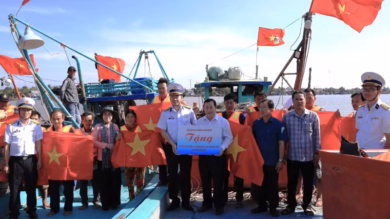 Lãnh đạo, chỉ huy Vùng 5 Hải quân trao tặng 300 lá cờ Tổ quốc cho xã Tam Giang Đông.