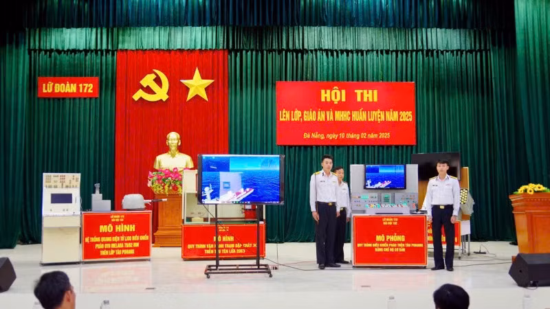 Đại diện các đơn vị thuyết minh sản phẩm tại Hội thi lên lớp, giáo án và mô hình học cụ huấn luyện năm 2025.