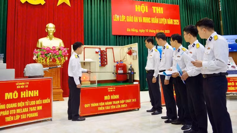Ban giám khảo nghe thuyết trình về mô hình trạm dập lửa trên tàu tên lửa của Vùng 3 Hải quân. Ban giám khảo nghe thuyết trình về mô hình trạm dập lửa trên tàu tên lửa của Vùng 3 Hải quân.