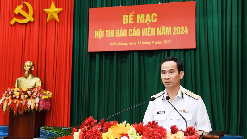 Chuẩn Đô đốc Nguyễn Hữu Thoan, Chính ủy Vùng 5 Hải quân: Chú trọng bồi dưỡng nâng cao phẩm chất, trình độ, năng lực hoạt động báo cáo viên, tuyên truyền miệng cho đội ngũ cán bộ các cấp. Chuẩn Đô đốc Nguyễn Hữu Thoan, Chính ủy Vùng 5 Hải quân: Chú trọng bồi dưỡng nâng cao phẩm chất, trình độ, năng lực hoạt động báo cáo viên, tuyên truyền miệng cho đội ngũ cán bộ các cấp.