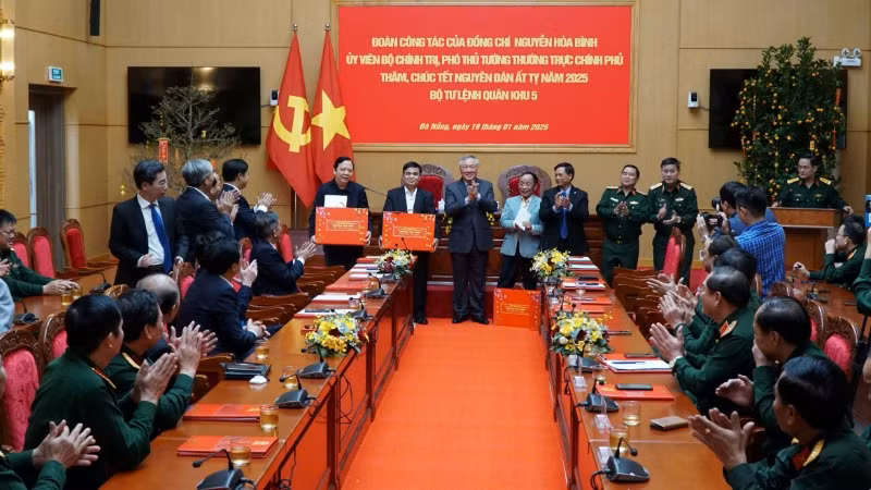 Phó Thủ tướng Nguyễn Hòa Bình tặng quà tết cho các đồng chí tướng lĩnh cấp cao đã nghỉ hưu. Phó Thủ tướng Nguyễn Hòa Bình tặng quà tết cho các đồng chí tướng lĩnh cấp cao đã nghỉ hưu.