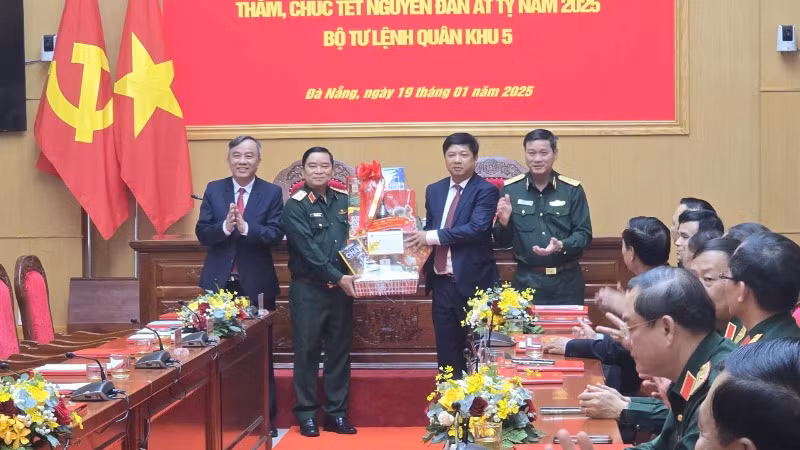 Lãnh đạo tỉnh Quảng Nam tặng quà tết cho cán bộ, chiến sỹ Quân khu 5 Lãnh đạo tỉnh Quảng Nam tặng quà tết cho cán bộ, chiến sỹ Quân khu 5