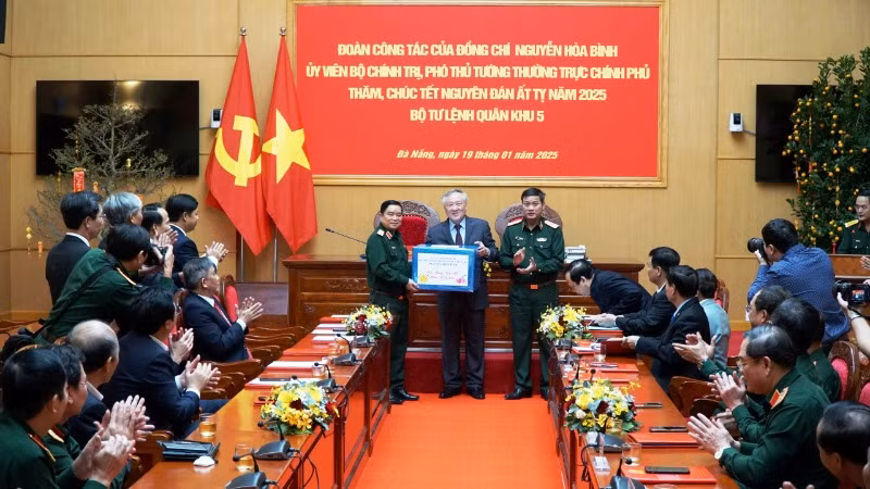 Tặng quà tết động viên cán bộ, chiến sỹ Quân khu 5. Tặng quà tết động viên cán bộ, chiến sỹ Quân khu 5.