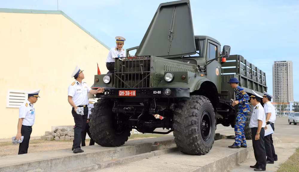 Ban giám khảo chấm thi nội dung bảo quản xe tốt.