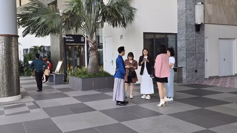 Du khách đến tham quan, nghỉ dưỡng tại Đà Nẵng - Mikazuki Resorts &amp; Spa.