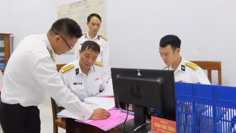 Kiểm tra hệ thống sổ sách, mẫu biểu văn kiện tại Lữ đoàn 161