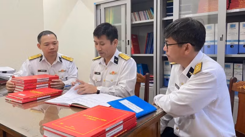 Kiểm tra hệ thống sổ sách, mẫu biểu văn kiện công tác Đảng, công tác chính trị tại cơ quan Bộ Tư lệnh Vùng 3 Hải quân.